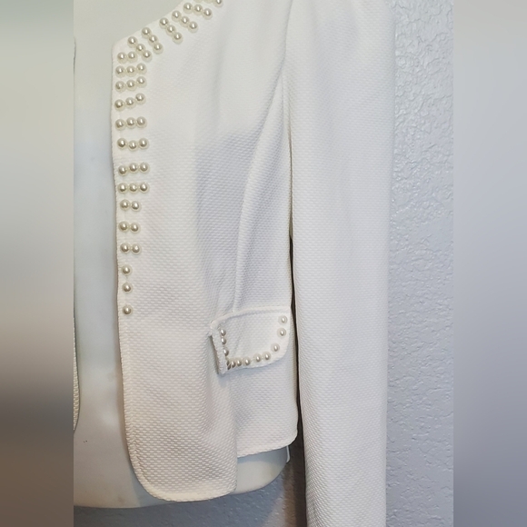 Pearl-Embellished White Textured Puff Shoulders Open Front Jacket - Picture 4 of 8
